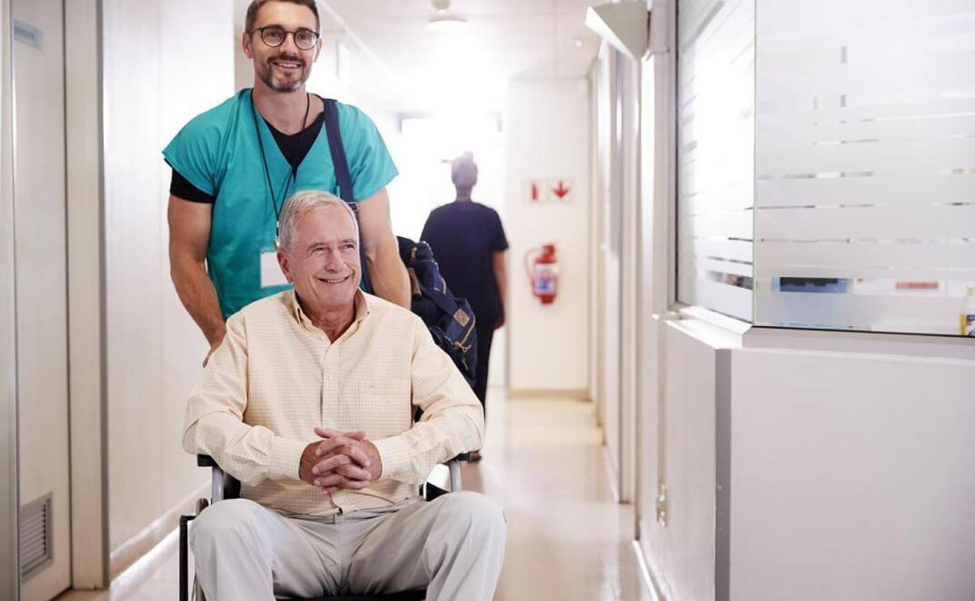 image-patient-chaise-qui-sort-de-l-hopital